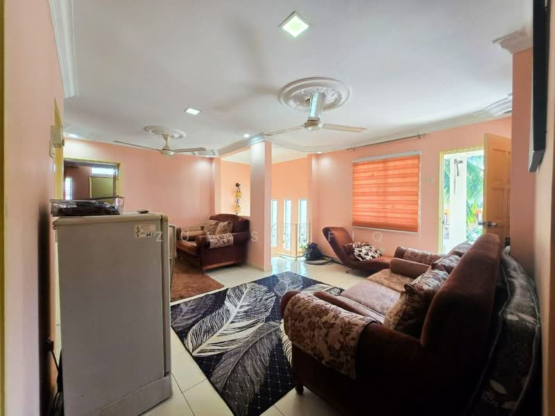 Rumah Teres 2 Tingkat untuk Dijual di Taman Equine (Seri Kembangan) - Zul Syafiq - Living Room - PropertyGuru.com.my