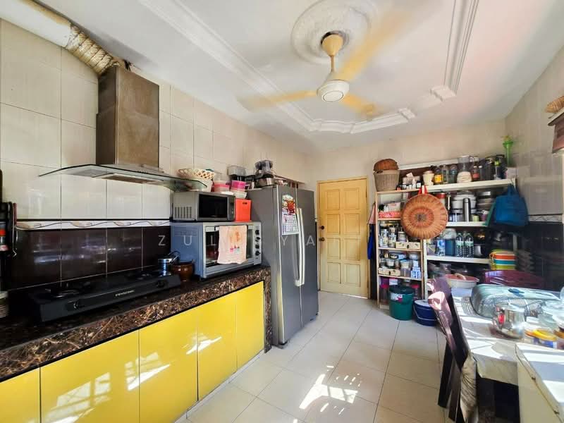 Rumah Teres 2 Tingkat untuk Dijual di Taman Equine (Seri Kembangan) - Zul Syafiq - Kitchen - PropertyGuru.com.my