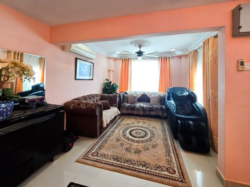Rumah Teres 2 Tingkat untuk Dijual di Taman Equine (Seri Kembangan) - Zul Syafiq - Living Room - PropertyGuru.com.my