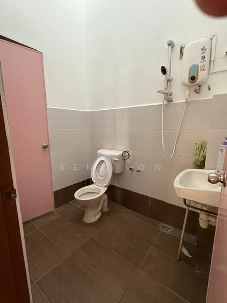2-storey Terraced House for Rent in Taman Universiti Indah (Seri Kembangan) - Benz Low - Bathroom - PropertyGuru.com.my