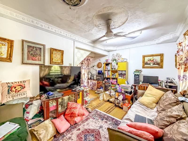 Rumah Teres 2 Tingkat untuk Dijual di Taman Bukit Anggerik (Cheras) - Izzat Zamros - Living Room - PropertyGuru.com.my