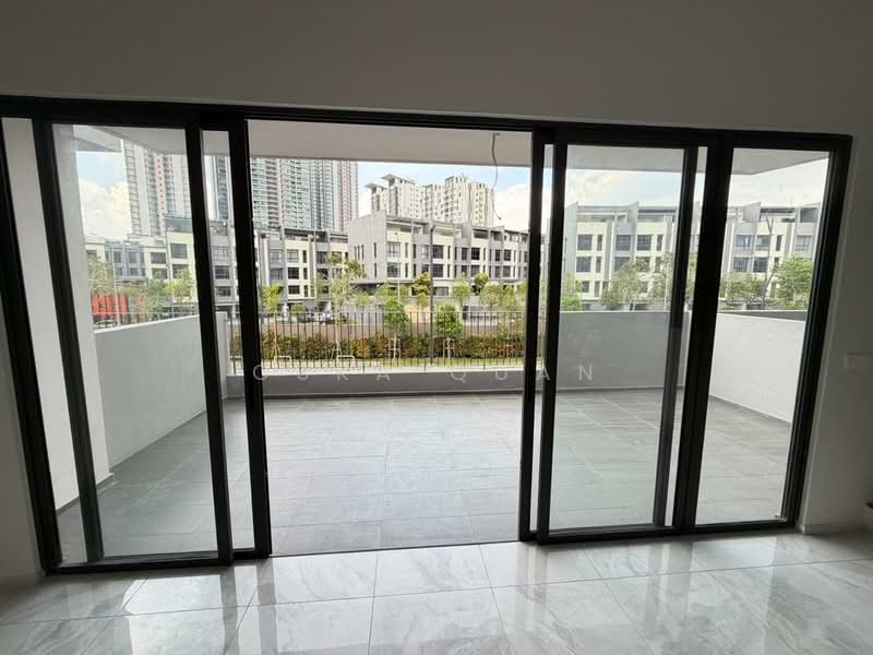 Rumah Teres untuk Dijual di Taman Bukit Serdang (Seri Kembangan) - Oska Quan - Balcony - PropertyGuru.com.my