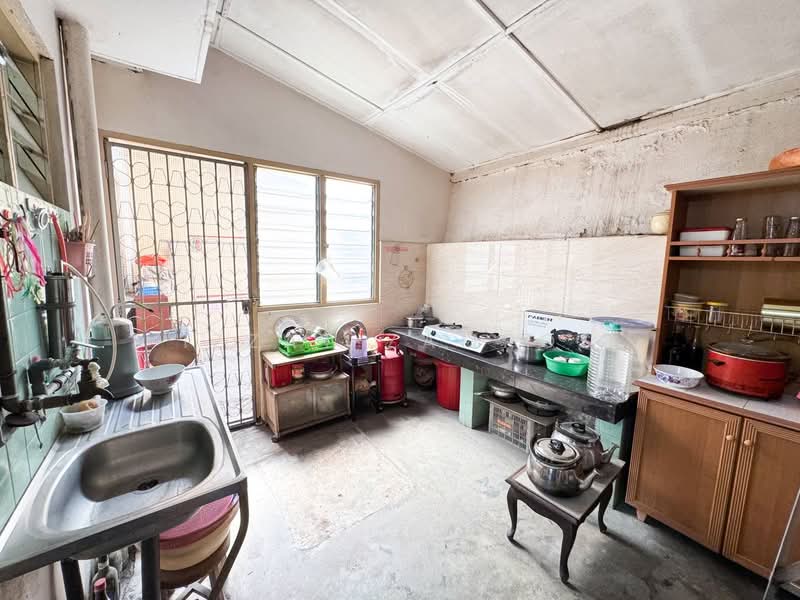 1-storey Terraced House for Sale in Taman Tan Yew Lai (Jalan Klang Lama (Old Klang Road)) - Izzat Zamros - Kitchen - PropertyGuru.com.my