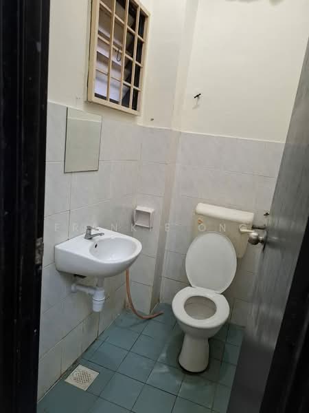 2-storey Terraced House for Rent in Bandar Putra Permai (Seri Kembangan) - Frankie Ong - Bathroom - PropertyGuru.com.my