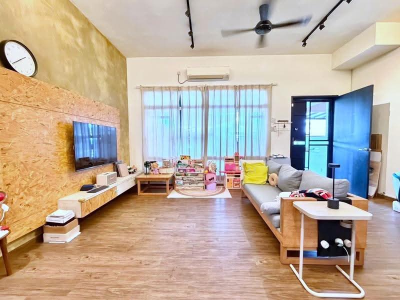 Rumah Teres 2-Tingkat untuk Dijual di Taman Dato' Chellam (Ulu Tiram) - Karl Lim - Living Room - PropertyGuru.com.my