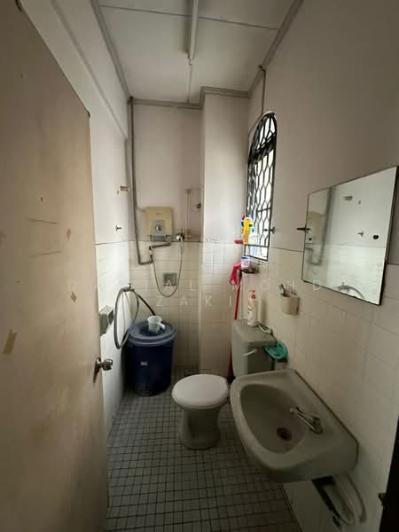 Condominium for Sale at Waizuri 2 - Danial Mohd Zaki - Bathroom - PropertyGuru.com.my