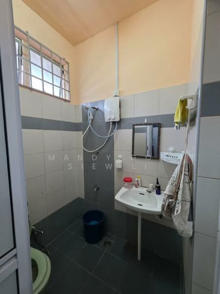 1.5-storey Terraced House for Sale in Skudai (Johor) - Mandy Goh Siew Li - Bathroom - PropertyGuru.com.my