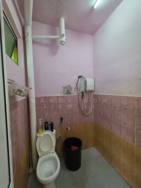 1.5-storey Terraced House for Sale in Skudai (Johor) - Mandy Goh Siew Li - Bathroom - PropertyGuru.com.my