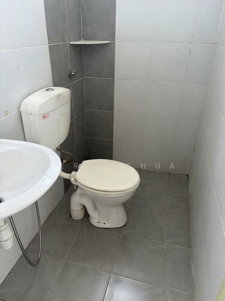 Apartment for Rent at Pangsapuri Kasturi Bandar Dato Onn - Merry Chua - Bathroom - PropertyGuru.com.my