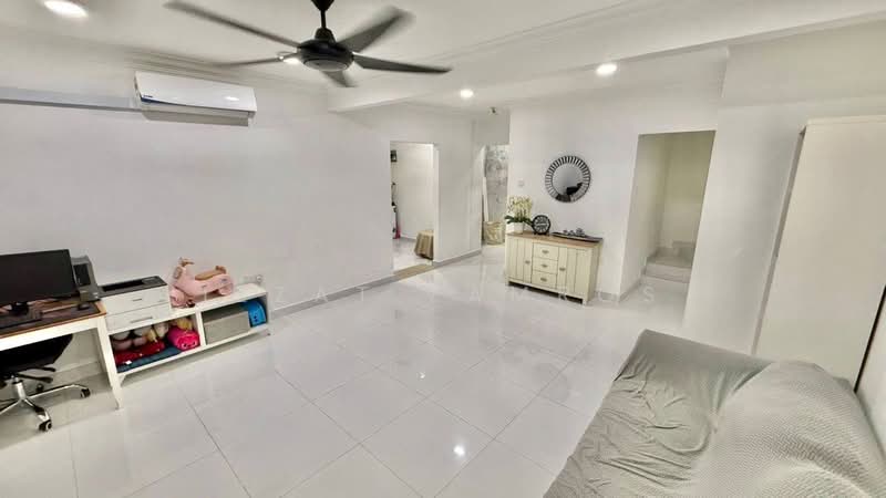 Cluster House for Sale in Seksyen 18 (Shah Alam) - Izzat Zamros - Living Room - PropertyGuru.com.my