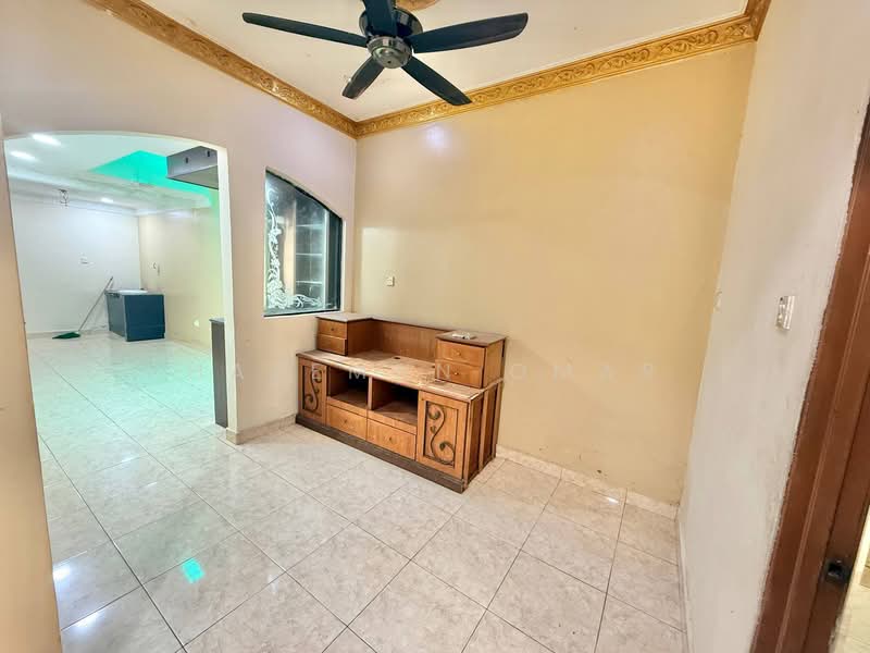 1-storey Terraced House for Sale in Klang (Selangor) - Hazeman Omar - Living Room - PropertyGuru.com.my