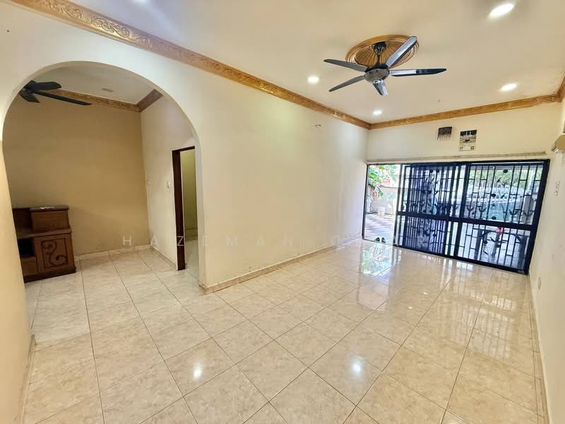 1-storey Terraced House for Sale in Klang (Selangor) - Hazeman Omar - Living Room - PropertyGuru.com.my