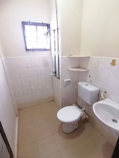 Rumah Teres 2 Tingkat untuk Disewa di Taman Idaman (Simpang Ampat) - Roy Kuak - Bathroom - PropertyGuru.com.my