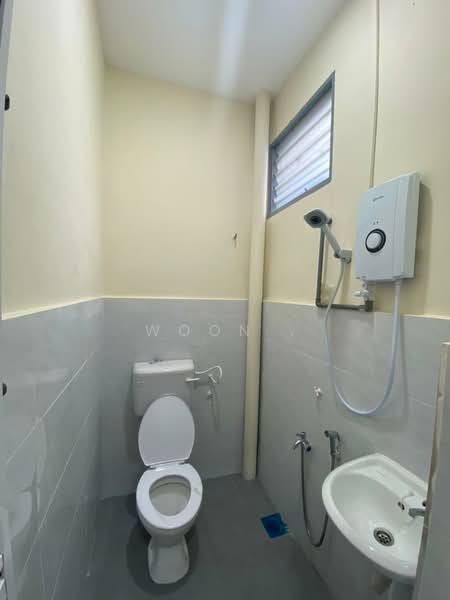 Townhouse for Sale in Taman Bukit Cheng (Cheng) - Woon . - Bathroom - PropertyGuru.com.my