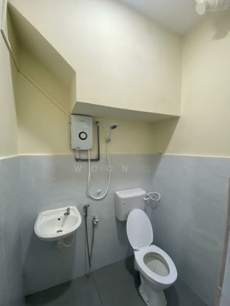 Townhouse for Sale in Taman Bukit Cheng (Cheng) - Woon . - Bathroom - PropertyGuru.com.my