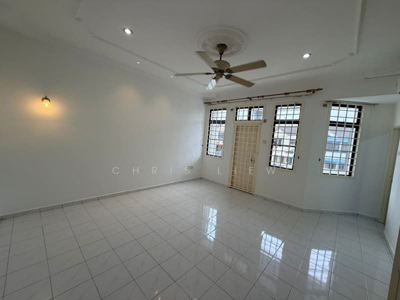 Rumah Teres 2 Tingkat untuk Dijual di Taman Desa Cemerlang (Ulu Tiram) - Chris Liew - Living Room - PropertyGuru.com.my