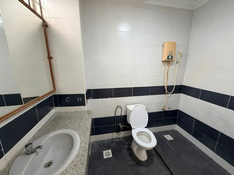 Rumah Teres 2 Tingkat untuk Dijual di Taman Desa Cemerlang (Ulu Tiram) - Chris Liew - Bathroom - PropertyGuru.com.my