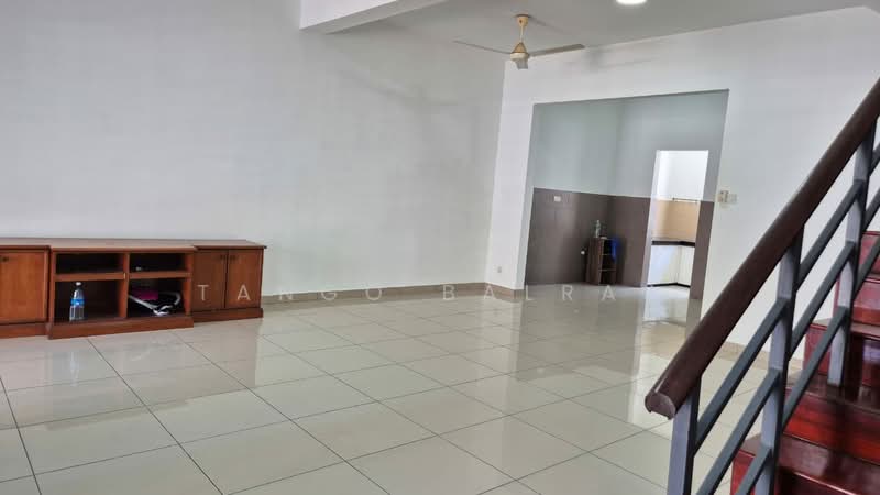 Rumah Teres 2 Tingkat untuk Disewa di 16 Sierra (Puchong) - Tango Balraj - Living Room - PropertyGuru.com.my