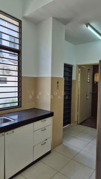 Rumah Teres 2 Tingkat untuk Disewa di 16 Sierra (Puchong) - Tango Balraj - Kitchen - PropertyGuru.com.my
