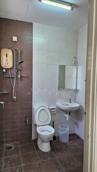 Rumah Teres 2 Tingkat untuk Disewa di 16 Sierra (Puchong) - Tango Balraj - Bathroom - PropertyGuru.com.my