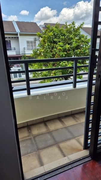 Rumah Teres 2 Tingkat untuk Disewa di 16 Sierra (Puchong) - Tango Balraj - Balcony - PropertyGuru.com.my