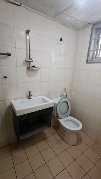 Pangsapuri untuk Dijual di Subang Perdana Goodyear Court 8 - Jennifer Ng - Bathroom - PropertyGuru.com.my