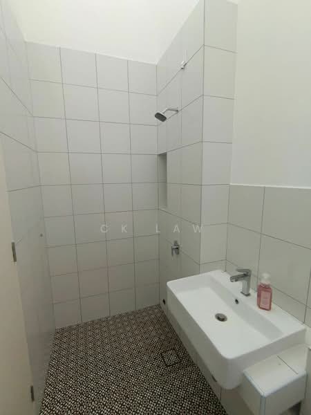 Rumah Teres 2-Tingkat untuk Dijual di Eco Majestic (Semenyih) - CK Law - Bathroom - PropertyGuru.com.my