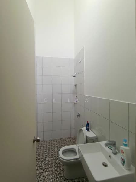 Rumah Teres 2-Tingkat untuk Dijual di Eco Majestic (Semenyih) - CK Law - Bathroom - PropertyGuru.com.my