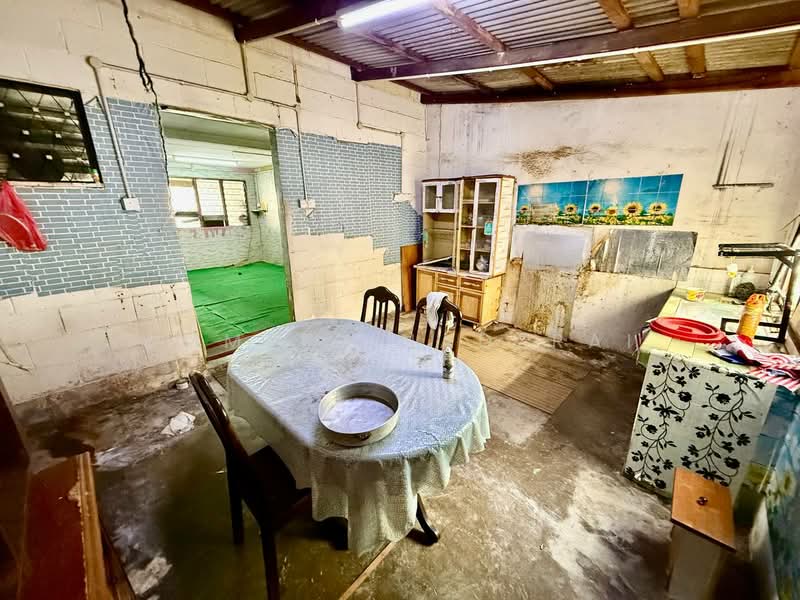 2-storey Terraced House for Sale in Taman Selayang Utama (Selayang) - Ammeer Nadzrai - Kitchen - PropertyGuru.com.my