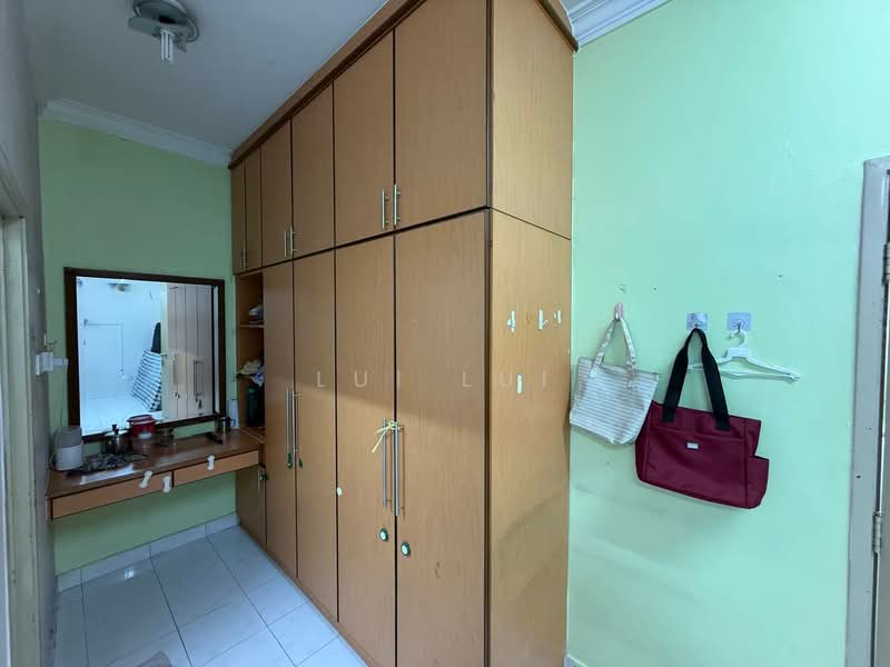2-storey Terraced House for Sale in Taman Seri Orkid (Skudai) - Lui Lui - Master Bedroom - PropertyGuru.com.my