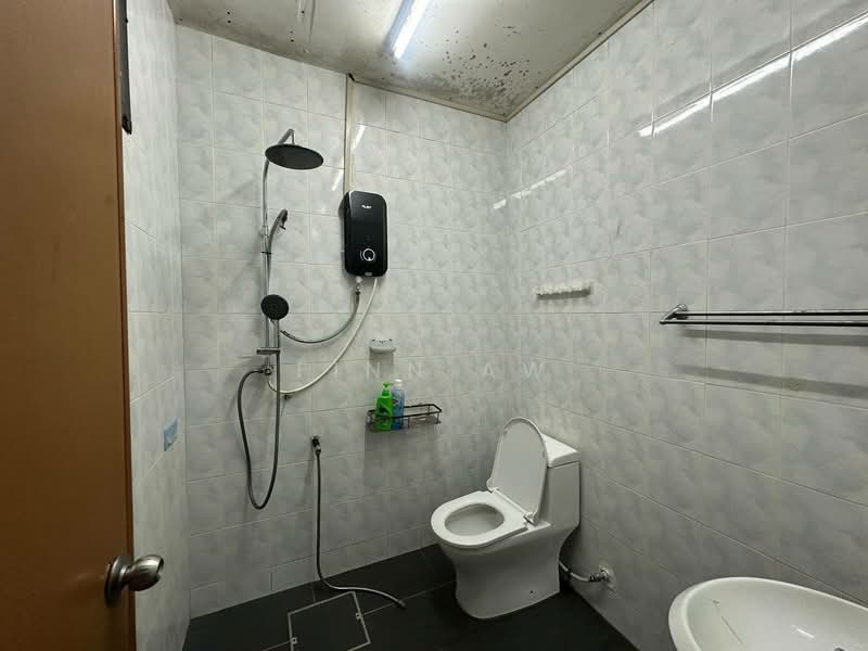 2-storey Terraced House for Sale in Taman Mutiara Rini (Skudai) - Finn Aw - Bathroom - PropertyGuru.com.my