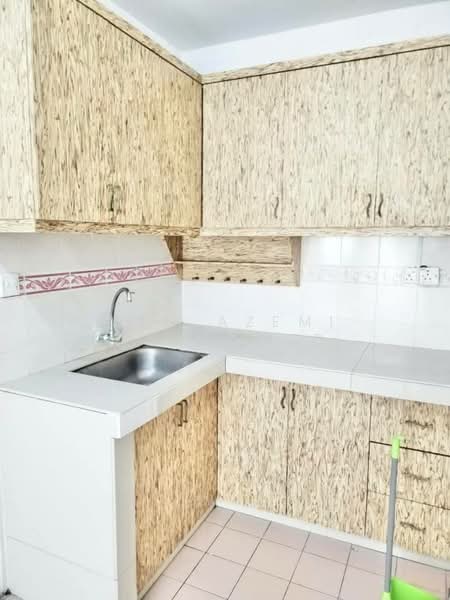Pangsapuri untuk Dijual di Flora Damansara Apartment - Wan Azemi Wan Daud - Kitchen - PropertyGuru.com.my