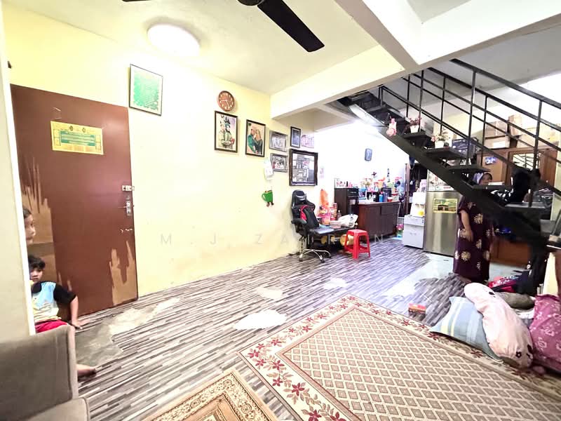 Rumah Teres 2 Tingkat untuk Dijual di Taman Permata (Ulu Kelang) - M.J Zairin - Living Room - PropertyGuru.com.my