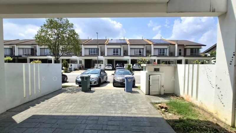 Rumah Teres untuk Disewa di Bandar Tropicana Aman (Telok Panglima Garang) - Kok Leong Chan - Car Porch - PropertyGuru.com.my