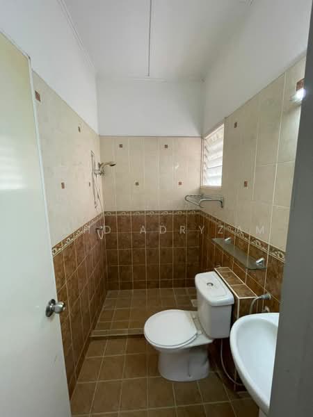 Terraced House for Sale in Usj 2 (Subang Jaya) - Mohd Adryzam - Bathroom - PropertyGuru.com.my