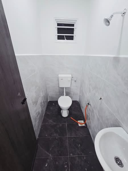 1-storey Terraced House for Sale in Taman Desa Beringin (Sikamat) - Azrul Othman - Bathroom - PropertyGuru.com.my