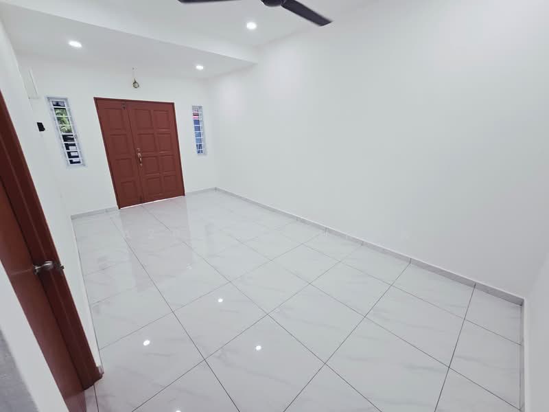 1-storey Terraced House for Sale in Taman Desa Beringin (Sikamat) - Azrul Othman - Entrance - PropertyGuru.com.my