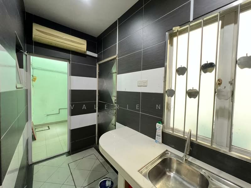Rumah Teres 3 Tingkat untuk Dijual di Laman Rimbunan (Kepong) - Valerie Ng - Kitchen - PropertyGuru.com.my