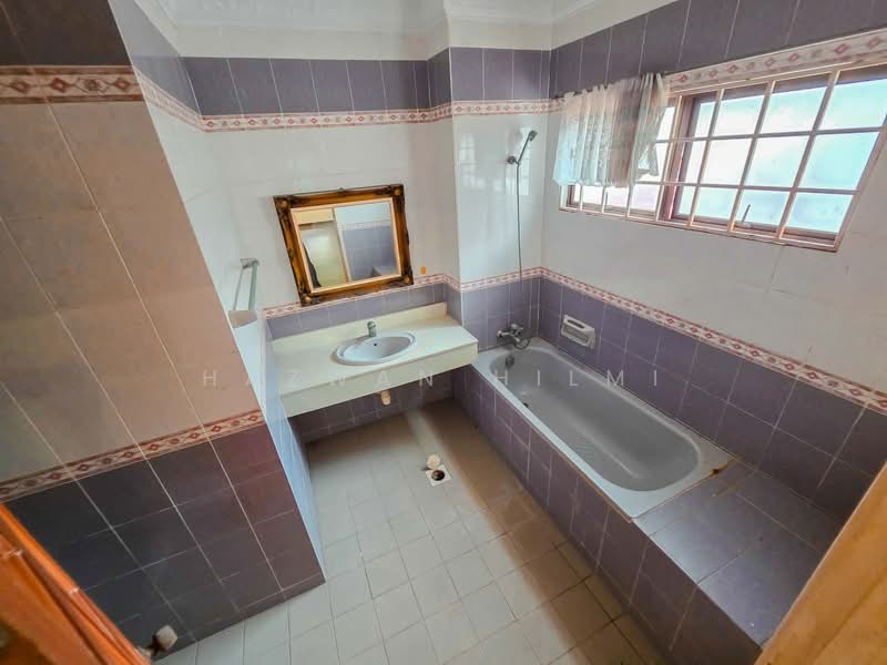 Semi-Detached House for Sale in Kota Kemuning (Shah Alam) - Hazwan Hilmi - Bathroom - PropertyGuru.com.my