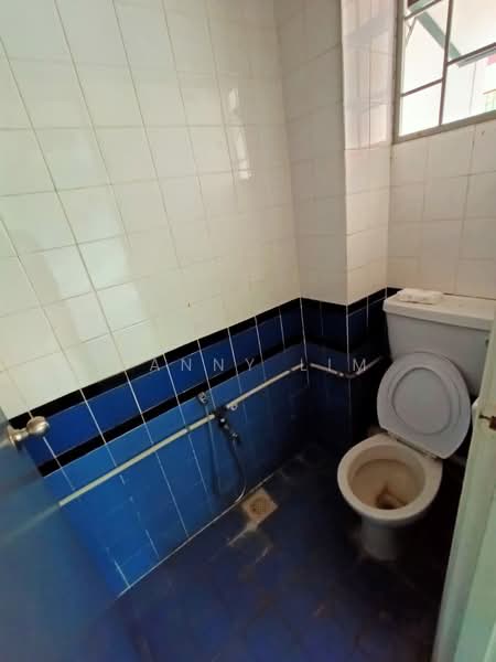 Shop / Office for Rent in Bay Avenue (Bayan Lepas) - Danny Lim - Bathroom - PropertyGuru.com.my