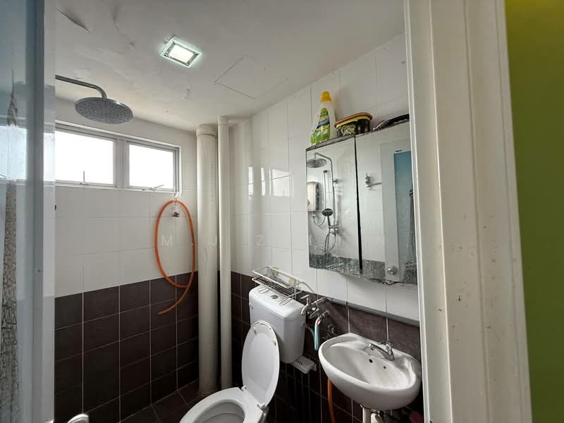 Apartment for Sale at Pangsapuri Saujana Gombak - M.J Zairin - Bathroom - PropertyGuru.com.my