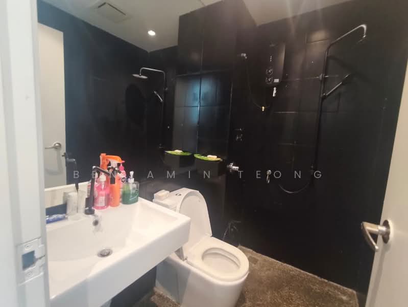 Servis Apartment untuk Disewa di Centrestage Designer Suite - Benjamin Teong - Bathroom - PropertyGuru.com.my