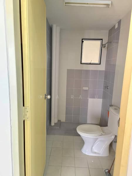 Pangsapuri untuk Disewa di Seri Intan Apartment - Loga Raju - Bathroom - PropertyGuru.com.my