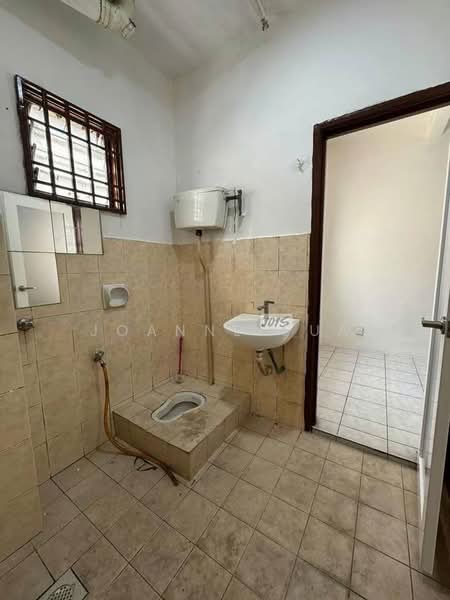 2-storey Terraced House for Sale in Kampung Raja Uda (Port Klang (Pelabuhan Klang)) - Joanne Pua - Bathroom - PropertyGuru.com.my