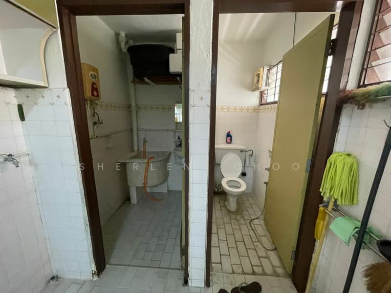 Apartment for Rent at Taman Kampar - Sherlene Choo - Bathroom - PropertyGuru.com.my