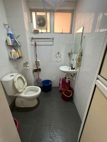 Pangsapuri untuk Dijual di Pangsapuri Persiaran Tanjung - Jim Chee - Bathroom - PropertyGuru.com.my