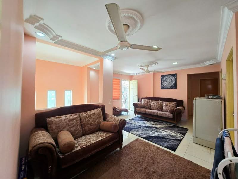 Rumah Teres 2 Tingkat untuk Dijual di Bandar Putra Permai (Seri Kembangan) - M.J Zairin - Living Room - PropertyGuru.com.my