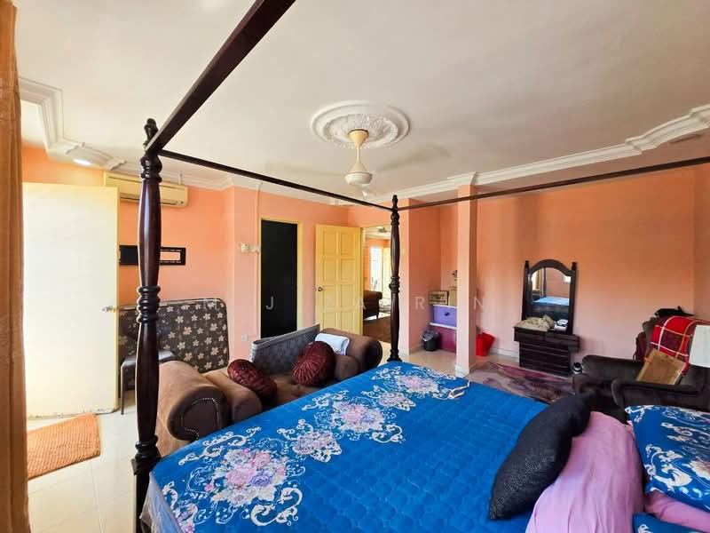 Rumah Teres 2 Tingkat untuk Dijual di Bandar Putra Permai (Seri Kembangan) - M.J Zairin - Bedroom - PropertyGuru.com.my