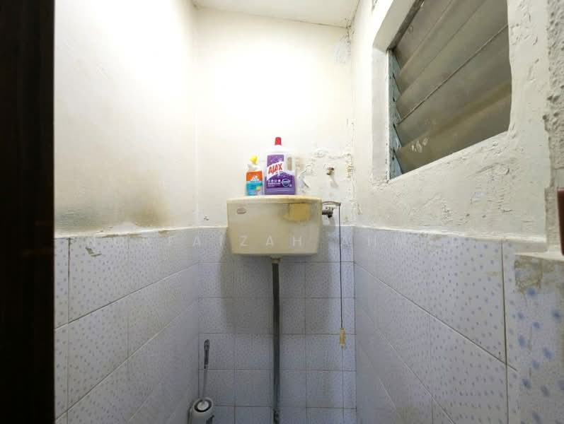 1-storey Terraced House for Sale in Taman Seri Medan (Telok Panglima Garang) - Norfaizah Ahmad - Bathroom - PropertyGuru.com.my