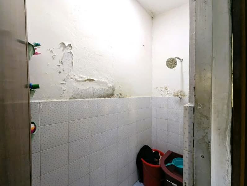 1-storey Terraced House for Sale in Taman Seri Medan (Telok Panglima Garang) - Norfaizah Ahmad - Bathroom - PropertyGuru.com.my